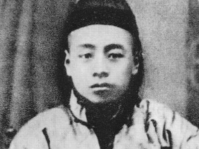 1911å¹´ï¼Œå‘¨æ©æ¥åœ¨æ²ˆé˜³è¯»ä¹¦æ—¶ç•™å½±
