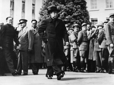 1954å¹´4æœˆ27æ—¥ï¼Œå‘¨æ©æ¥å‚åŠ æ—¥å†…ç“¦ä¼šè®®
