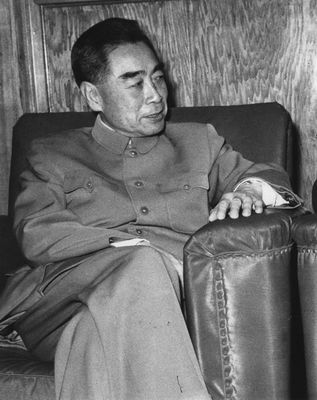 1958å¹´å‘¨æ©æ¥åœ¨åŒ—äº¬ä¼šè§å¤–å®¾ ä½œè€…å•ç›¸å‹

