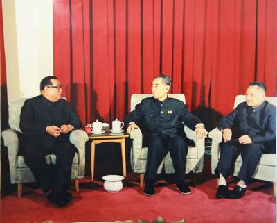 1975å¹´4æœˆï¼Œå‘¨æ©æ¥åœ¨åŒ»é™¢é‡‘æ—¥æˆ
