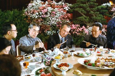 Image0305
1972å¹´2æœˆ27æ—¥ï¼Œä¸Šæµ·è®¾å®´æ‹›å¾…å°¼å…‹æ¾æ€»ç»Ÿå’Œå¤«äººï¼Œå‘¨æ©æ¥æ—è¾¹çš„æ˜¯ç¿»è¯‘å†€æœé“¸ï¼Œå°¼å…‹æ¾æ—è¾¹çš„æ˜¯å¼ æ˜¥æ¡¥
Keywords: å°¼å…‹æ¾è®¿åŽ