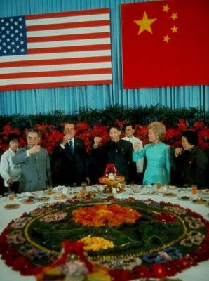 Image0306
1972å¹´2æœˆ21æ—¥ï¼Œå‘¨æ©æ¥åœ¨äººæ°‘å¤§ä¼šå ‚è®¾å®´æ‹›å¾…å°¼å…‹æ¾ä¸€è¡Œï¼Œå°¼å…‹æ¾å’Œå¤«äººä¹‹é—´çš„æ˜¯çŽ‹æ´ªæ–‡
Keywords: å°¼å…‹æ¾è®¿åŽ