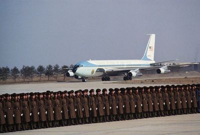 æ¬¢è¿Žå°¼å…‹æ¾è®¿åŽçš„è¶…è§„æ ¼ä¸‰å†›ä»ªä»—é˜Ÿ
å°¼å…‹æ¾åŽæ¥å›žå¿†ï¼Œä»ªä»—é˜Ÿäººæ•°ä¼—å¤šï¼Œè¡¨æƒ…åˆšæ¯…ï¼Œæ‰€æœ‰äººéƒ½å¯¹ä»–è¡Œæ³¨ç›®ç¤¼ï¼Œéšç€ä»–çš„èµ°åŠ¨ï¼Œæ‰€æœ‰æˆ˜å£«çš„ç›®å…‰ä¹Ÿç¼“ç¼“ç§»åŠ¨ï¼Œç»™äº†ä»–ä»¥å¾ˆå¤§çš„åŽ‹åŠ›ã€‚
Keywords: å°¼å…‹æ¾è®¿åŽ