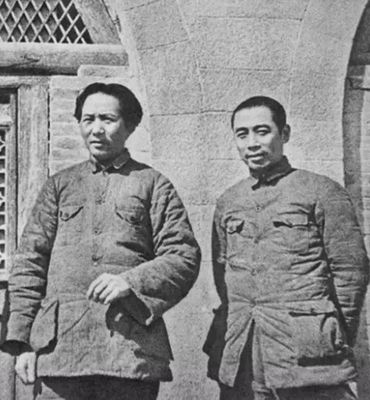 1937å¹´ï¼Œå‘¨æ©æ¥å’Œæ¯›æ³½ä¸œåœ¨å»¶å®‰å‡¤å‡°å±±çª‘æ´žå‰
