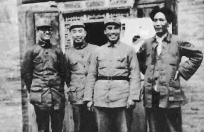 1937å¹´æ˜¥ï¼Œæœ±å¾·å’Œæ¯›æ³½ä¸œã€å‘¨æ©æ¥ã€åšå¤åœ¨å»¶å®‰

