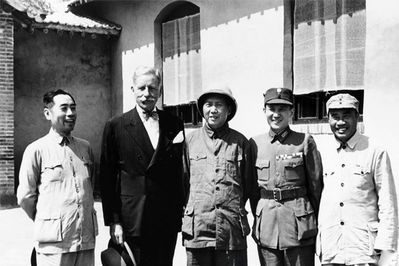 1945å¹´8æœˆåœ¨å»¶å®‰ã€‚å·¦èµ·ï¼šå‘¨æ©æ¥ã€èµ«å°”åˆ©ã€æ¯›æ³½ä¸œã€å¼ æ²»ä¸­ã€æœ±å¾·

