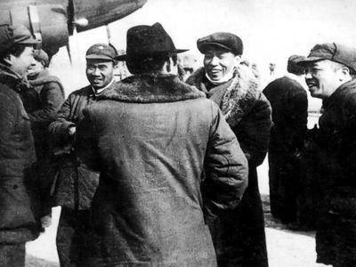 1946å¹´1æœˆ27æ—¥ï¼Œå‘¨æ©æ¥è¿”å›žå»¶å®‰ï¼Œæ±‡æŠ¥æ”¿åä¼šè®®æƒ…å†µã€‚æ¯›æ³½ä¸œã€æœ±å¾·ã€åˆ˜å°‘å¥‡ã€å½­å¾·æ€€åˆ°æœºåœºè¿ŽæŽ¥ã€‚åˆ˜å°‘å¥‡ä¸Žå‘¨æ©æ¥æ¡æ‰‹
