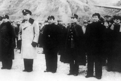 1946å¹´3æœˆ4æ—¥å¼ æ²»ä¸­ã€å‘¨æ©æ¥ã€é©¬æ­‡å°”ç»„æˆçš„å†›äº‹ä¸‰äººå°ç»„åˆ°è¾¾å»¶å®‰æ—¶

