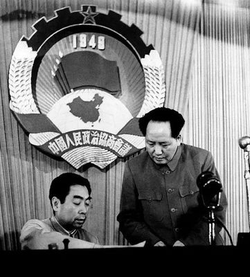 1950å¹´ï¼Œæ¯›æ³½ä¸œå’Œå‘¨æ©æ¥åœ¨æ”¿åä¸€å±ŠäºŒæ¬¡ä¼šè®®ä¸Š
