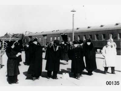 1950å¹´2æœˆï¼Œæ¯›æ³½ä¸œç»“æŸè®¿é—®è‹è”å›žå›½é€”å¾„æµ·æ‹‰å°”è½¦ç«™ä¸‹è½¦æ•£æ­¥
å·¦èµ·ï¼šå­™ç»´ä¸–ã€æ¯›æ³½ä¸œã€é«˜å²—ã€æ¬§é˜³é’¦ã€å¶å­é¾™ã€å‘¨æ©æ¥ã€æ»•ä»£è¿œ
