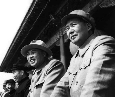 1954å¹´10æœˆ1æ—¥åœ¨å¤©å®‰é—¨åŸŽæ¥¼ä¸Š
å·¦èµ·ï¼šé™ˆäº‘ã€å‘¨æ©æ¥ã€é‡‘æ—¥æˆã€æ¯›æ³½ä¸œ
