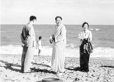 1954å¹´ï¼Œæ¯›æ³½ä¸œå’Œå‘¨æ©æ¥ã€é‚“é¢–è¶…åœ¨åŒ—æˆ´æ²³
