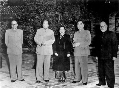 1956å¹´10æœˆ4æ—¥ï¼Œå¼ é—»å¤©ã€æ¯›æ³½ä¸œã€å®‹åº†é¾„ã€å‘¨æ©æ¥ã€é™ˆæ¯…ï¼ˆä»Žå·¦è‡³å³ï¼‰åœ¨åŒ—äº¬ä¸­å—æµ·é¢å¹´å ‚åˆå½±
