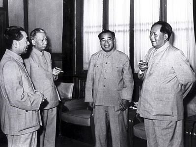 1956å¹´6æœˆï¼Œæ¯›æ³½ä¸œä¸Žå‘¨æ©æ¥ã€åˆ˜å°‘å¥‡ã€æœ±å¾·åœ¨ä¸­å—æµ·æ€€ä»å ‚äº¤è°ˆ
