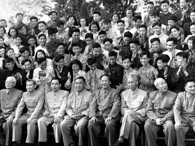 1957å¹´6æœˆï¼Œä¸­å›½å…±äº§å…šä¸­å¤®å§”å‘˜ä¼šçš„ä¸»è¦æˆå‘˜åœ¨ä¸­å›½æ–°æ°‘ä¸»ä¸»ä¹‰é’å¹´å›¢ç¬¬ä¸‰æ¬¡å¤§ä¼šä¸Šä¸Žé’å¹´ä»£è¡¨åˆå½±

