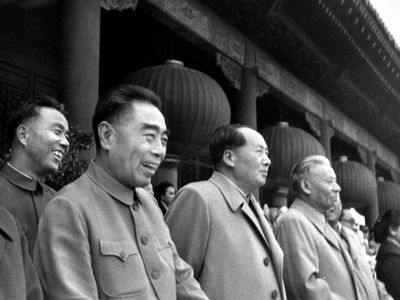 1962å¹´10æœˆ1æ—¥ï¼Œé¦–éƒ½å„ç•Œåº†ç¥ä¸­åŽäººæ°‘å…±å’Œå›½æˆç«‹åä¸‰å‘¨å¹´ã€‚æ¯›æ³½ä¸œã€åˆ˜å°‘å¥‡ã€å‘¨æ©æ¥ã€æœ±å¾·åœ¨å¤©å®‰é—¨åŸŽæ¥¼ä¸Š
