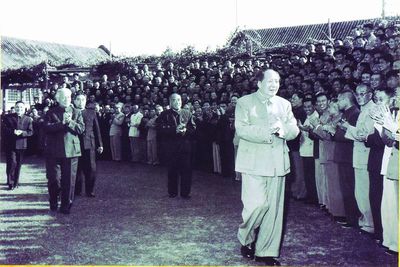 1962å¹´ï¼Œå…¨å›½åœ°è´¨å±€é•¿ä¼šè®®åœ¨åŒ—äº¬å¬å¼€æœŸé—´ï¼Œå…šå’Œå›½å®¶é¢†å¯¼äººæ¯›æ³½ä¸œã€åˆ˜å°‘å¥‡ã€å‘¨æ©æ¥ã€æœ±å¾·ã€é‚“å°å¹³ç­‰æŽ¥è§ä¼šè®®ä»£è¡¨
