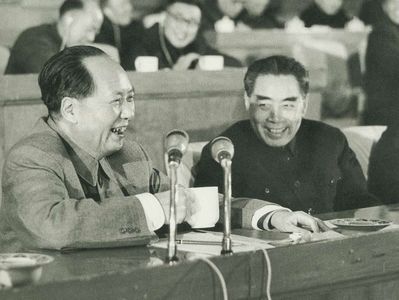 1962å¹´åˆï¼Œå‘¨æ©æ¥å’Œæ¯›æ³½ä¸œåœ¨ä¸­å…±ä¸­å¤®å¬å¼€çš„æ‰©å¤§çš„ä¸­å¤®å·¥ä½œä¼šè®®(å³ä¸ƒåƒäººå¤§ä¼š)ä¸Š
