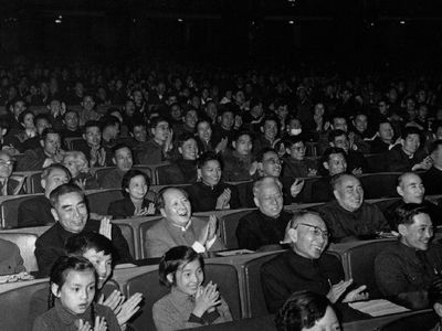 1963å¹´ï¼Œæ¯›æ³½ä¸œã€åˆ˜å°‘å¥‡ã€å‘¨æ©æ¥ã€æœ±å¾·ã€å½­çœŸç­‰åœ¨æ˜¥èŠ‚è”æ¬¢æ™šä¼šä¸Šè§‚çœ‹æ¼”å‡º
