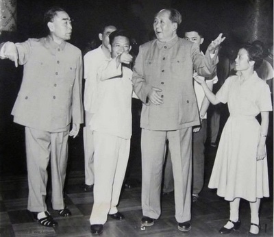 1964å¹´6æœˆ11æ—¥ï¼Œä¸Žæ¯›ä¸»å¸­ä¸€èµ·æ­¥å…¥å…±é’å›¢ä¹å¤§ä¼šåœº
