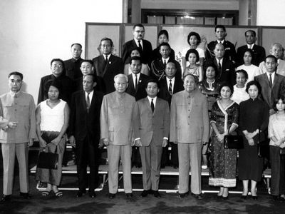 1965å¹´9æœˆ29æ—¥ï¼ŒæŸ¬åŸ”å¯¨çš„è¥¿å“ˆåŠªå…‹äº²çŽ‹å’ŒæŸ¬åŸ”å¯¨çš‡å®¤æˆå‘˜åœ¨åŒ—äº¬è®¿é—®ï¼Œä¸Žæ¯›æ³½ä¸œã€å‘¨æ©æ¥ã€åˆ˜å°‘å¥‡ç­‰åˆå½±
