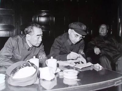 1966å¹´9æœˆ15æ—¥ç¬¬ä¸‰æ¬¡æŽ¥è§çº¢å«å…µæœŸé—´ï¼Œæ¯›æ³½ä¸œä¸Žæž—å½ªã€å‘¨æ©æ¥åœ¨åŸŽæ¥¼å¤§æ®¿ä¼‘æ¯å®¤
