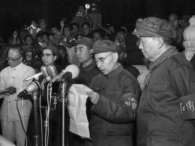 1966å¹´9æœˆï¼Œå·¦èµ·ï¼šåº·ç”Ÿã€æ±Ÿé’ã€å‘¨æ©æ¥ã€æž—å½ªã€æ¯›æ³½ä¸œåœ¨å¤©å®‰é—¨æŽ¥è§çº¢å«å…µ
