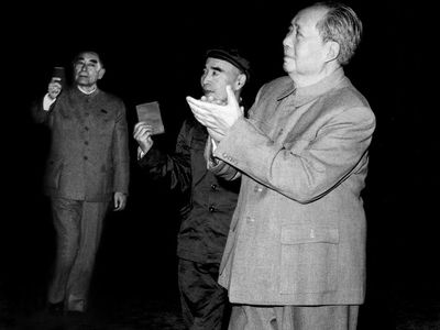 1967å¹´12æœˆ3æ—¥ï¼Œæ¯›æ³½ä¸œä¸Žæž—å½ªå‘¨æ©æ¥åœ¨äººæ°‘å¤§ä¼šå ‚æŽ¥è§æµ·å†›å’Œé€šä¿¡å…µè‹±æ¨¡
