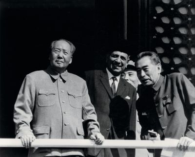 1968å¹´ï¼Œæ¯›æ³½ä¸œä¸»å¸­å’Œå‘¨æ©æ¥æ€»ç†åœ¨å¤©å®‰é—¨åŸŽæ¥¼ä¸Šå‡ºå¸­å»ºå›½åº†å…¸æ´»åŠ¨çš„åœºæ™¯

