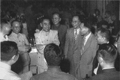1956å¹´5æœˆ26æ—¥ï¼Œå‘¨æ©æ¥åœ¨æ‹›å¾…å‡ºå¸­å…¨å›½ç§‘å­¦è§„åˆ’ä¼šè®®ä»£è¡¨çš„é…’ä¼šä¸Šï¼ŒåŒç§‘å­¦å®¶ä»¬äº²åˆ‡äº¤è°ˆ
