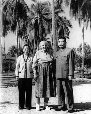 1960å¹´2æœˆï¼Œå‘¨æ©æ¥å’Œé‚“é¢–è¶…åœ¨æµ·å—å²›åŒç¾Žå›½è‘—åè¿›æ­¥å¥³ä½œå®¶å®‰å¨œÂ·è·¯æ˜“æ–¯Â·æ–¯ç‰¹æœ—åˆå½±
