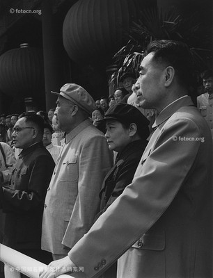 1960å¹´å‘¨æ©æ¥ã€å®‹åº†é¾„ã€æœ±å¾·ã€é‚“å°å¹³åœ¨å¤©å®‰é—¨åŸŽæ¥¼ä¸Š.ä½œè€…å•ç›¸å‹
