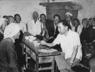 1961å¹´4ã€5æœˆé—´ï¼Œå‘¨æ©æ¥åˆ°æ²³åŒ—é‚¯éƒ¸åœ°åŒºæžè°ƒæŸ¥ç ”ç©¶ï¼Œè¿™æ˜¯ä»–åœ¨ç£åŽ¿å†œæ‘å¬å¼€åº§è°ˆä¼š
