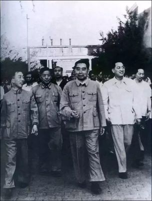1962å¹´6æœˆ16æ—¥ï¼Œå‘¨æ€»ç†è§†å¯Ÿé•¿æ˜¥ç¬¬ä¸€æ±½è½¦åˆ¶é€ åŽ‚
å·¦èµ·ï¼šé¥¶æ–Œï¼ˆæœºæ¢°éƒ¨éƒ¨é•¿ï¼‰ã€é»ŽçŽ‰ï¼ˆå‰¯éƒ¨é•¿ï¼‰ã€æˆšå‰‘å—ï¼ˆåŽï¼Œæ€»ç†ç§˜ä¹¦ï¼‰ã€å‘¨æ€»ç†ã€å‘¨å»ºå—ï¼ˆå‰¯éƒ¨é•¿ï¼‰ã€é¡¾æ˜Žï¼ˆæ€»ç†ç§˜ä¹¦ï¼‰
