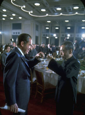 1972å¹´2æœˆ22æ—¥ï¼Œå°¼å…‹æ¾æ€»ç»Ÿåœ¨å®´ä¼šä¸Šå‘å‘¨æ€»ç†ç¥é…’
