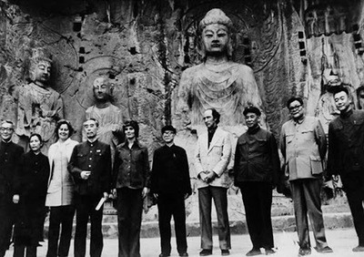 1973å¹´ï¼Œå‘¨æ©æ¥é™ªåŒåŠ æ‹¿å¤§æ€»ç†ç‰¹é²å¤šå‚è§‚é¾™é—¨çŸ³çªŸ
