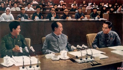 1973å¹´å‡ºå¸­åå¤§
ä¸Žæ¯›æ³½ä¸œã€çŽ‹æ´ªæ–‡åœ¨ä¸»å¸­å°ä¸Š
