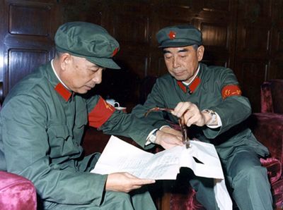 é™¶é“¸åœ¨å¤©å®‰é—¨åŸŽæ¥¼ä¼‘æ¯å®¤ä¸Žå‘¨æ©æ¥äº¤è°ˆ
