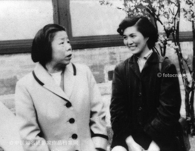 é™ˆå¨Ÿç¾Žåº”é‚€åˆ°ä¸­å—æµ·è¥¿èŠ±åŽ…èµèŠ±ï¼Œä¸Žé‚“é¢–è¶…åŒå¿—åˆå½± æ‘„äºŽ1963å¹´ ä½œè€…é™ˆå¨Ÿç¾Ž
