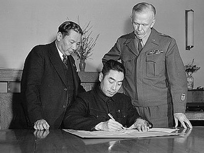 1946å¹´1æœˆ10æ—¥ï¼Œä¸­å›½é‡åº†ï¼Œå‘¨æ©æ¥ç­¾ç½²ã€Šå…³äºŽåœæ­¢å›½å†…å†›äº‹å†²çªçš„åå®šã€‹

