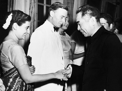 1954å¹´6æœˆ30æ—¥ï¼Œå°åº¦æ–°å¾·é‡Œï¼Œå‘¨æ©æ¥å¾®ç¬‘ç€ä¸Žè‹±è¿ªæ‹‰Â·ç”˜åœ°ï¼ˆIndira Gandhiï¼‰æ¡æ‰‹
