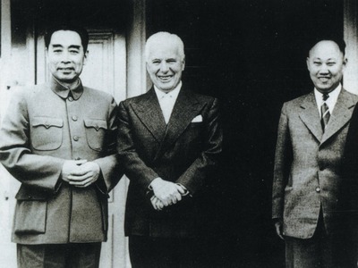 1954å¹´7æœˆ20æ—¥ï¼Œæ—¥å†…ç“¦ï¼Œå‘¨æ©æ¥ï¼ˆå·¦ä¸€ï¼‰å’Œè‹±å›½æ¼”å‘˜æŸ¥ç†Â·å“åˆ«æž—ï¼ˆCharles Chaplinï¼‰åˆå½±
