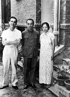 1938å¹´ï¼Œå‘¨æ©æ¥ã€é‚“é¢–è¶…åœ¨æ­¦æ˜Œçžçˆå±±å’Œç¾Žå›½è‘—åè®°è€…åŸƒå¾·åŠ Â·æ–¯è¯ºåœ¨ä¸€èµ·
