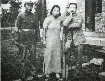 1941å¹´é‚“é¢–è¶…ï¼ˆä¸­ï¼‰ã€ä¸­å›½å·¥å†œçº¢å†›æ—©æœŸé¢†å¯¼äººè”¡æ ‘è—©ï¼ˆå·¦ï¼‰ã€å¼€å›½ä¸­å°†é’Ÿèµ¤å…µï¼ˆå³ï¼‰åœ¨é‡åº†
