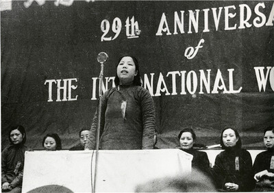 1946å¹´ï¼Œé‚“é¢–è¶…åœ¨é‡åº†åº†ç¥â€œä¸‰å…«â€å¦‡å¥³èŠ‚å¤§ä¼šä¸Š
