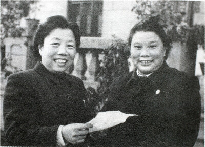 1951å¹´æ˜¥ï¼Œé‚“é¢–è¶…ï¼ˆå·¦ï¼‰å’Œåº·å…‹æ¸…åœ¨ä¸­å—æµ·è¥¿èŠ±åŽ…
